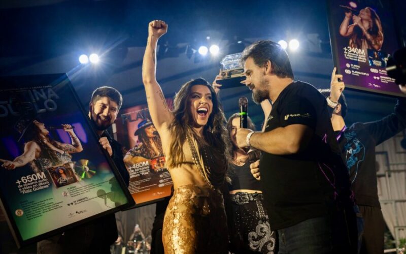 Lauana Prado recebe certificações de Platina, Platino duplo e Diamante duplo durante sua festa RAIZ em São Paulo